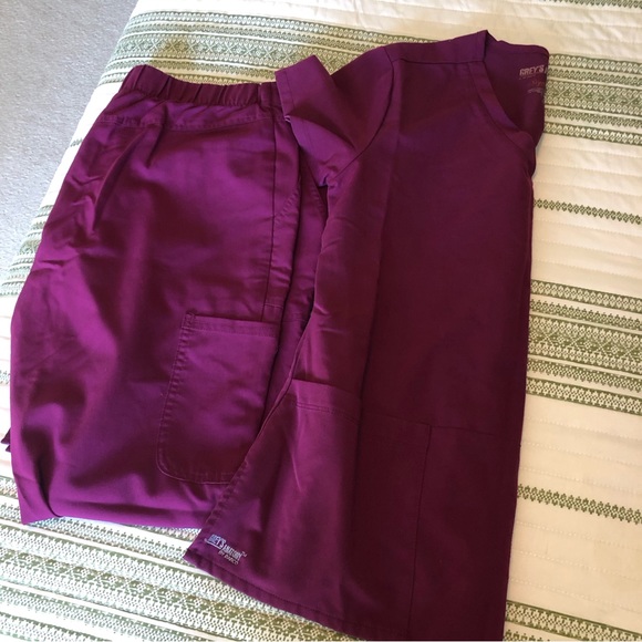 Greys Anatomy Scrubs - Picture 2 of 12
